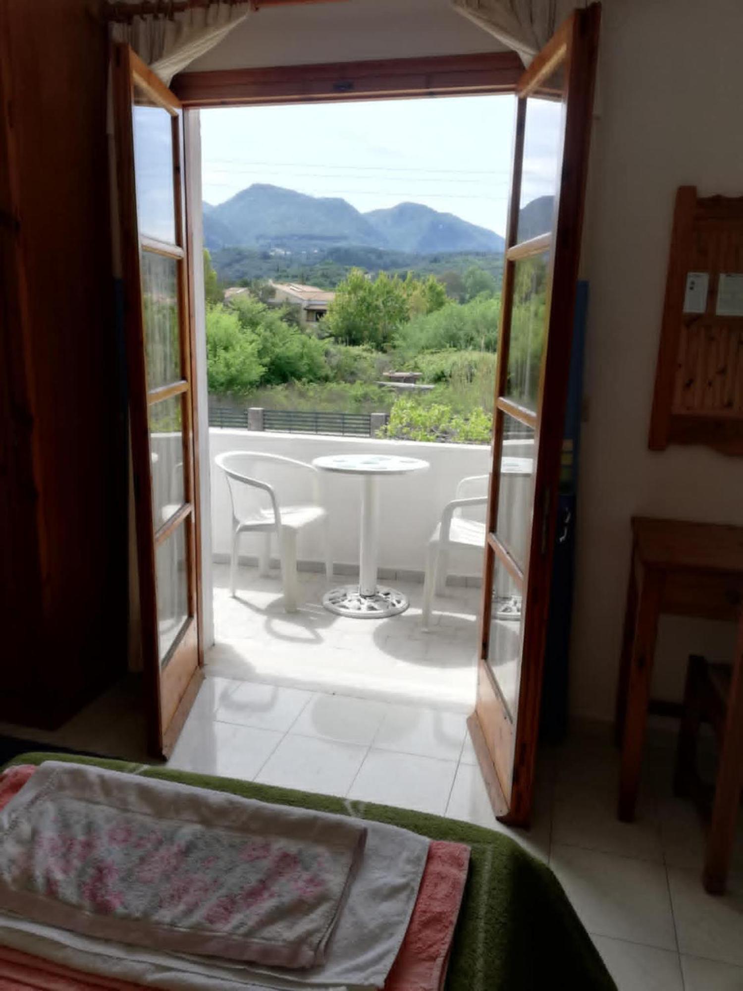 Lakis Apartments Ахарави Екстериор снимка